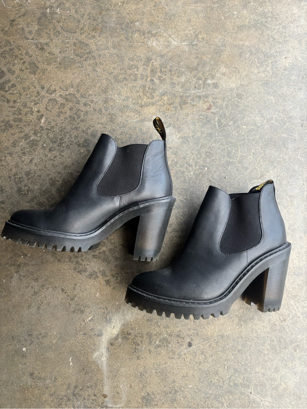 Dr. Martens Black Leather Hurston Chelsea Platform Heeled Boots